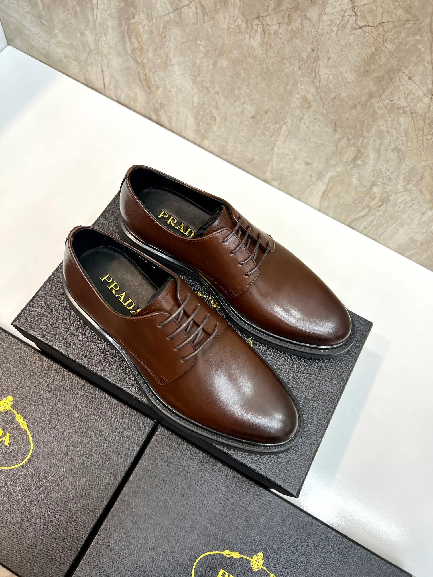 Original order quality: P580 Brand: PRADA (Prada) Standard code: Men's size 38/44 (45 can be customized) Grade: Same style as the official website High-quality men's shoes Material: Original cowhide Water-dyed cowhide lining Rubber outsole Style categories: Men's fashionable formal leather shoes Slip-on men's shoes series Young fashion European and American trends British style Top luxury Color: Actual picture